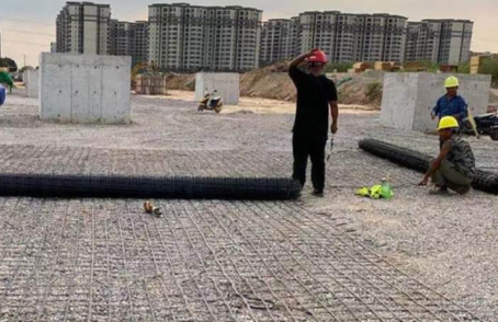 玉龙土工格栅铺设前地基要怎么处理？